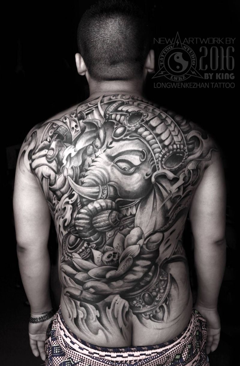 龙纹刻战刺青出品纹身图片_成品背部传统纹身图案