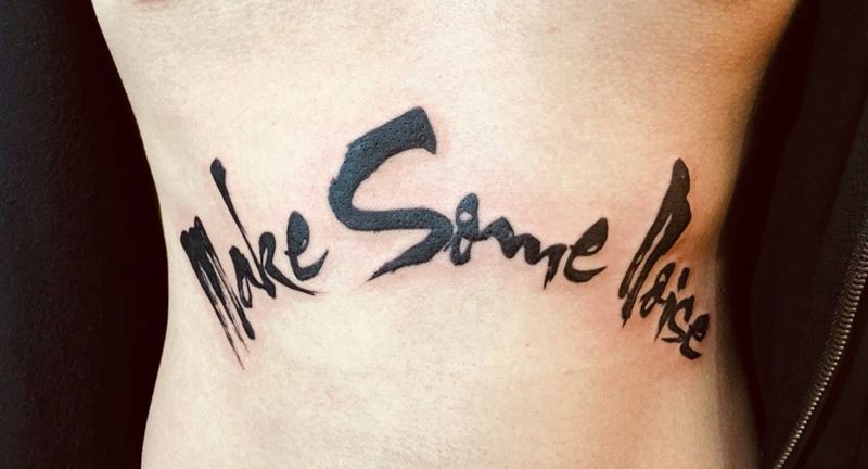 Make Some Noise 有话就说纹身图片_腹部水墨水彩英文字帅气纹身图案