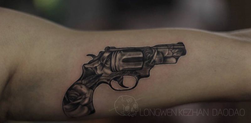 作品手枪纹身图片_成品手部纹身图案