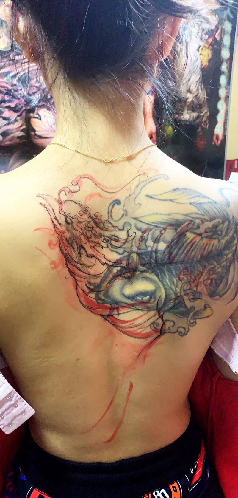 爆改大黑鲤鱼纹身图片_背部新传统纹身图案