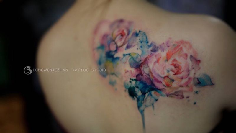 龙纹刻战刺青出品纹身图片_成品肩部清新植物纹身图案