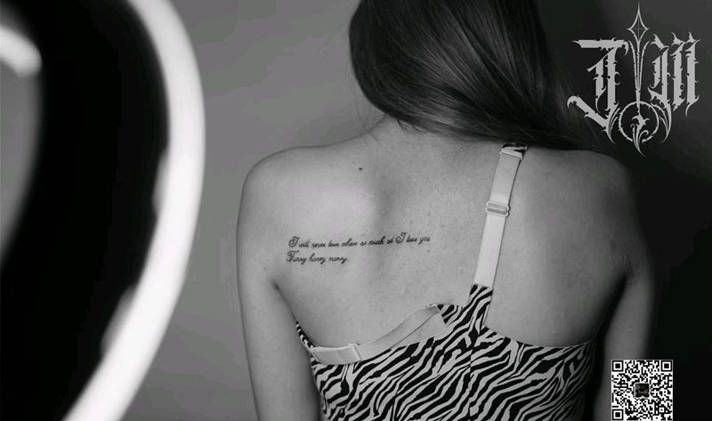 文字纹身图片_背部花体字纹身图案