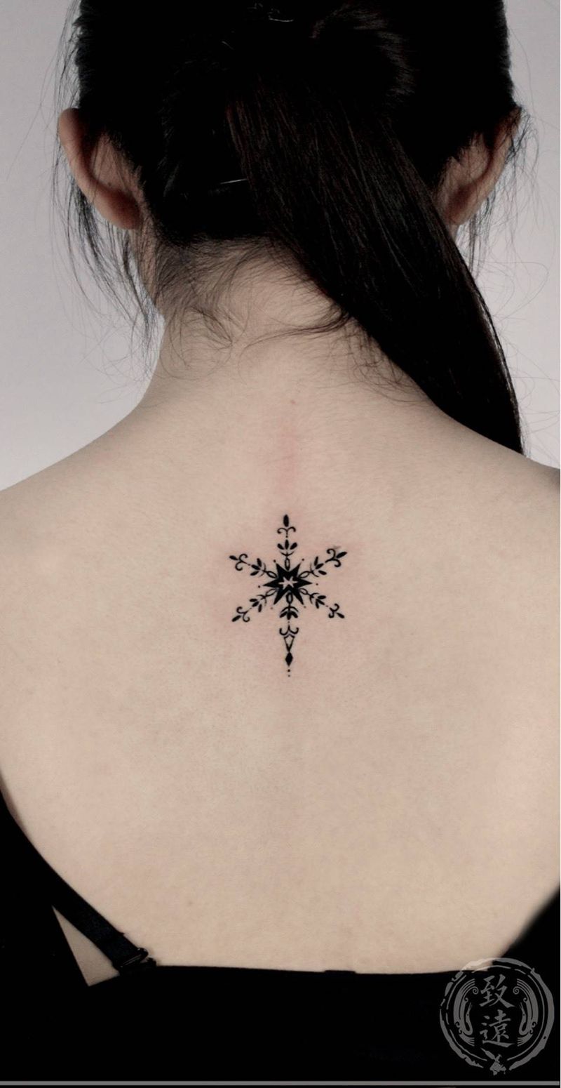 ❄️雪花纹身图片_成品颈部背部清新几何字符原创静物纹身图案