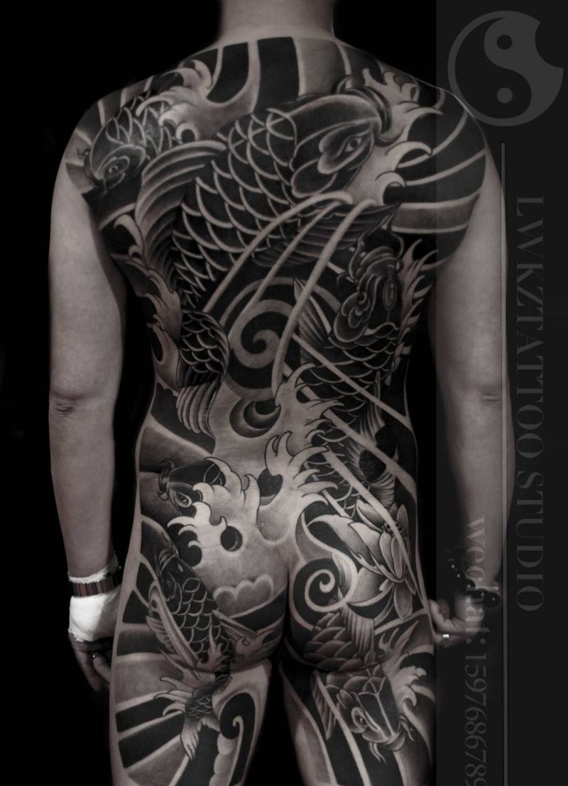 满背鲤鱼纹身图片_成品背部传统原创纹身图案