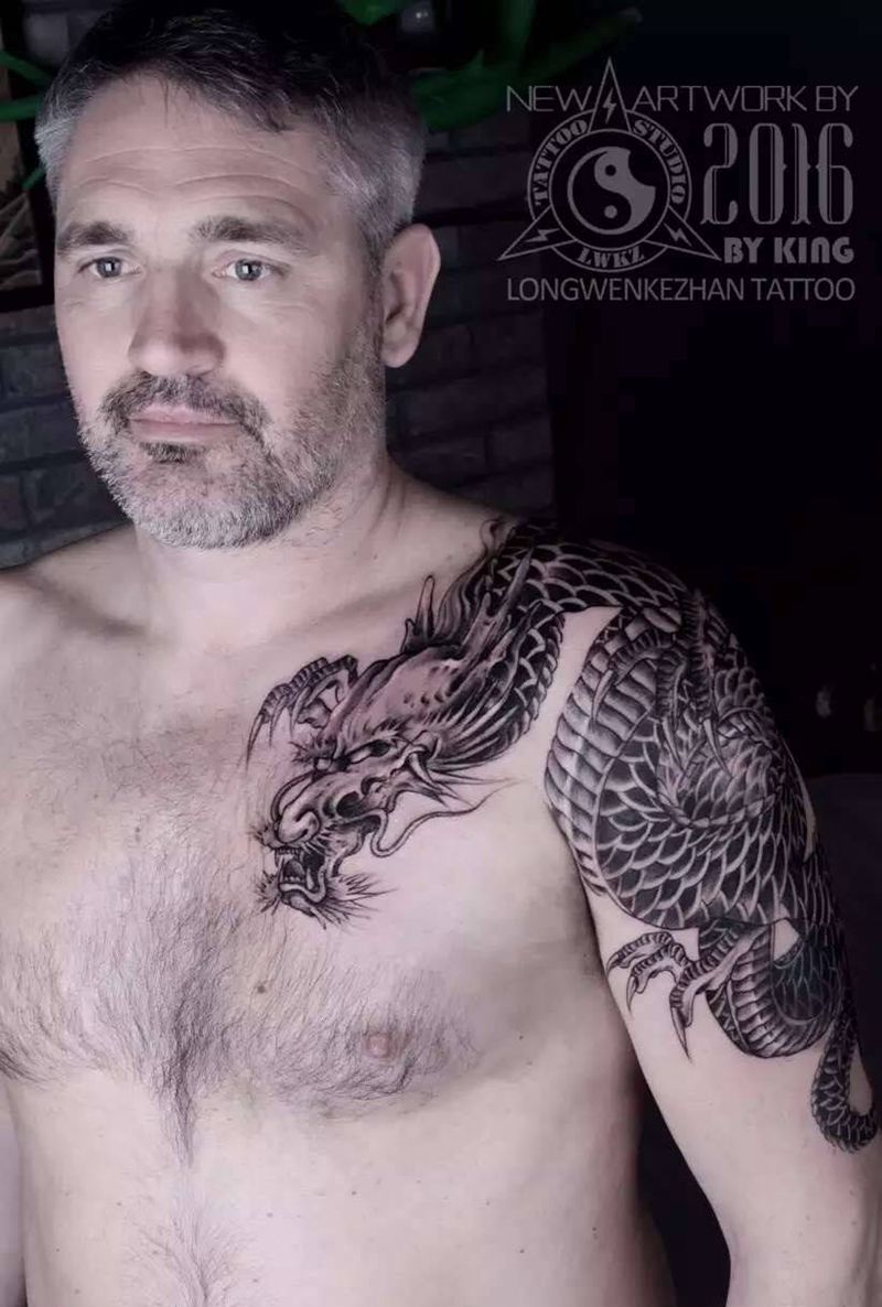 龙纹刻战刺青工作室纹身图片_成品肩部传统原创纹身图案