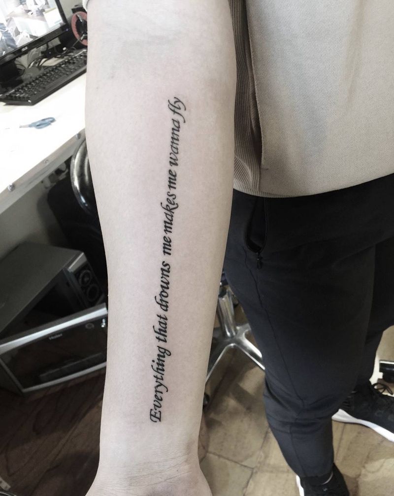 字母一枚纹身图片