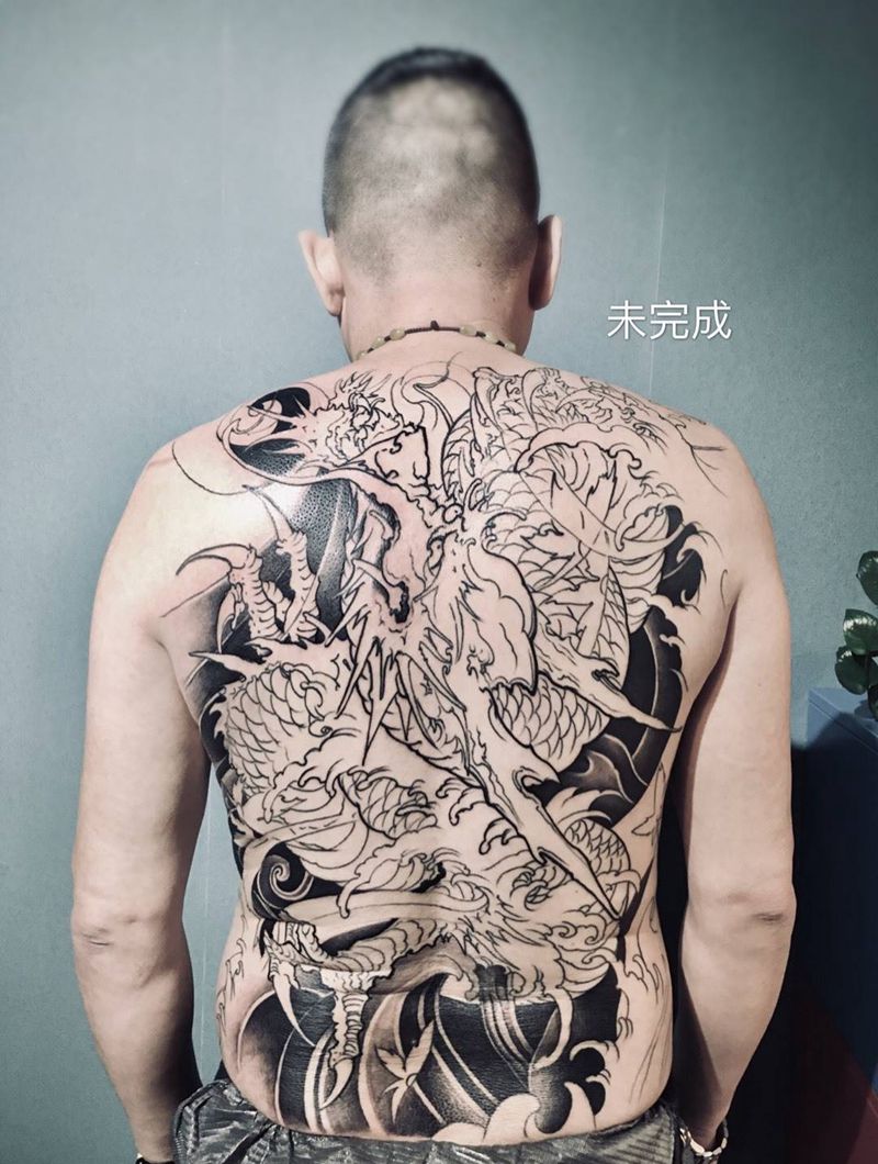 满背龙，未完成纹身图片
