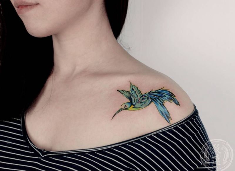 蜂鸟纹身图片_成品肩部胸部动物原创清新纹身图案