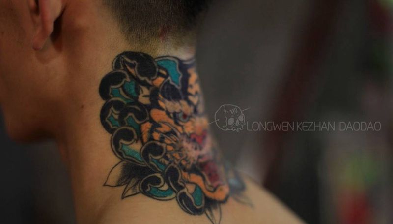 老虎菊花纹身图片_成品颈部纹身图案