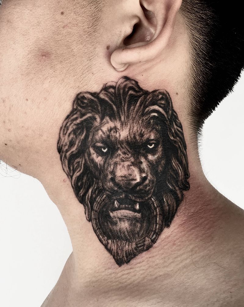 颈部狮子纹身图片_颈部纹身图案