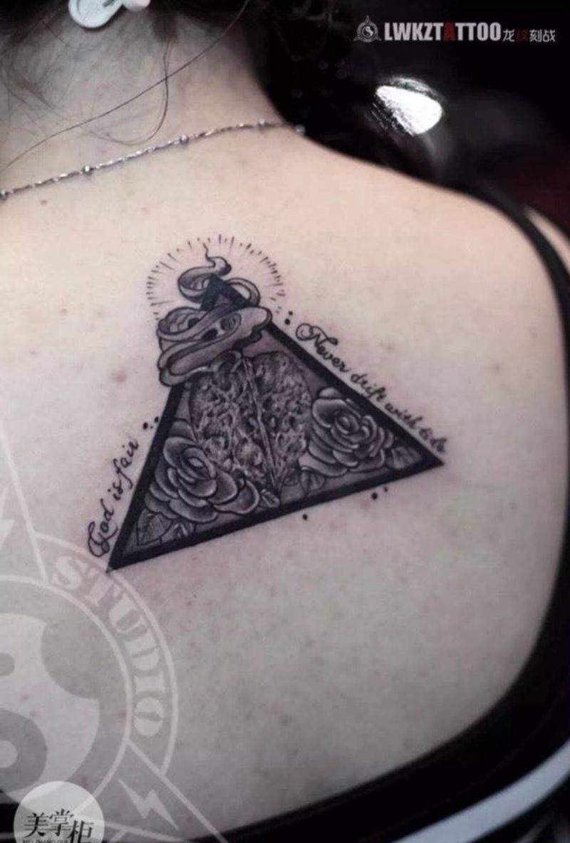 new school 文玩核桃纹身图片_清新几何颈部纹身图案