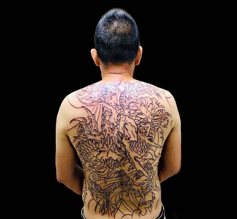 割线未完成作品纹身图片_背部纹身图案