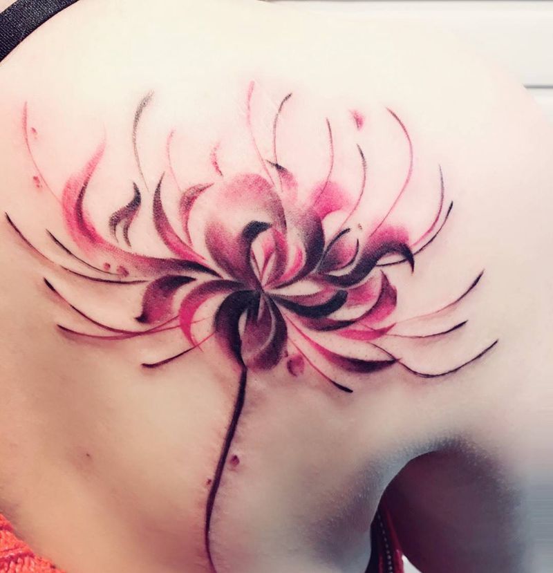 彼岸花纹身图片_背部肩部水墨花彼岸花纹身图案