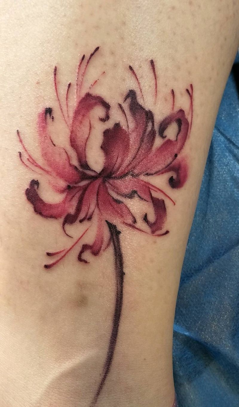 彼岸花纹身图片_腿部新传统花纹身图案