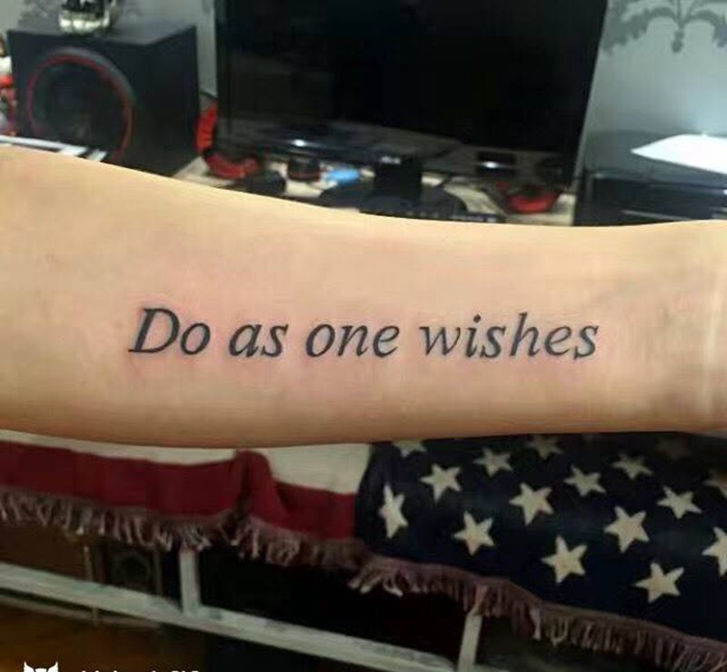 小字母一枚纹身图片