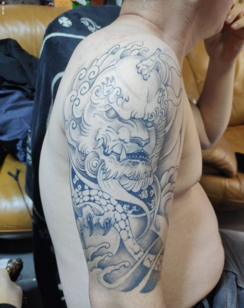 爆改唐狮纹身图片_手臂新传统纹身图案