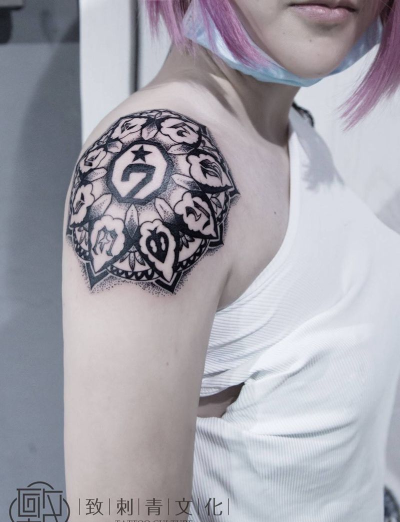 曼陀罗肩花纹身图片