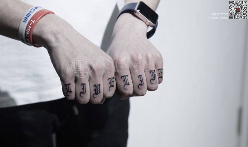 手指字母纹身图片