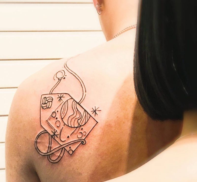 爱情符纹身图片_背部新传统几何符情侣纹身图案