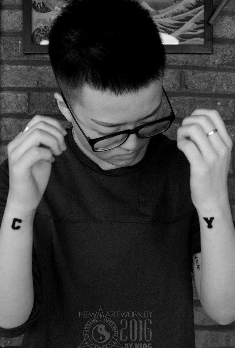 龙纹刻战刺青工作室出品纹身图片_成品手部字符原创纹身图案