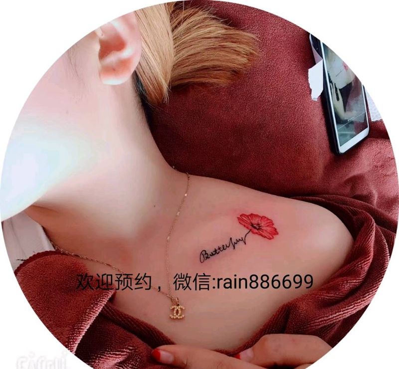 锁骨小花一枚纹身图片_颈部胸部清新字符植物成品纹身图案