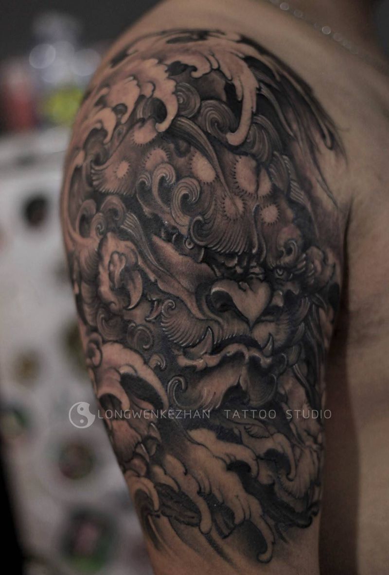 作品唐狮纹身图片_成品肩部传统纹身图案