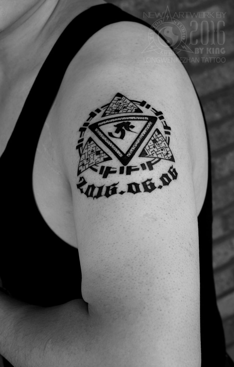 龙纹刻战刺青工作室出品纹身图片_成品肩部欧美原创纹身图案