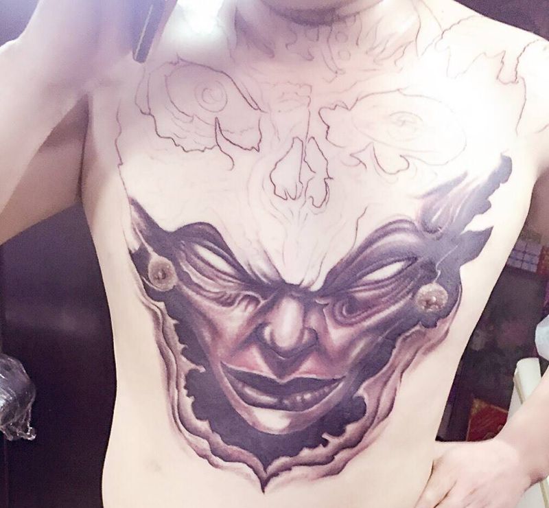 胸前待续纹身图片