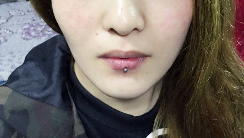 时尚穿孔唇钉纹身图片