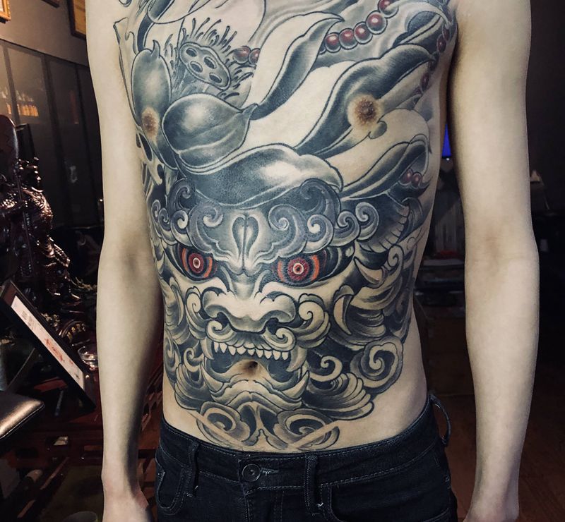 唐狮纹身图片_胸部纹身图案