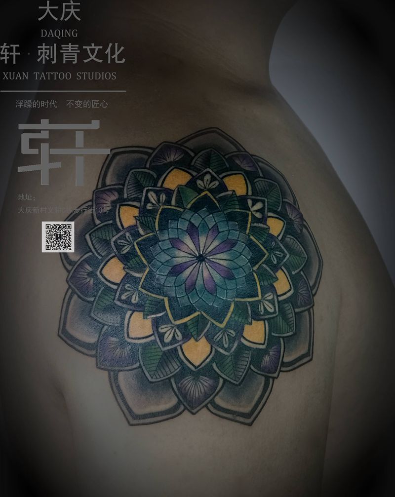 曼陀罗花纹身图片_肩部几何New School纹身图案