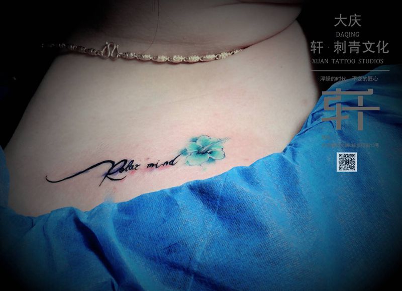 小花花纹身图片_肩部胸部纹身图案