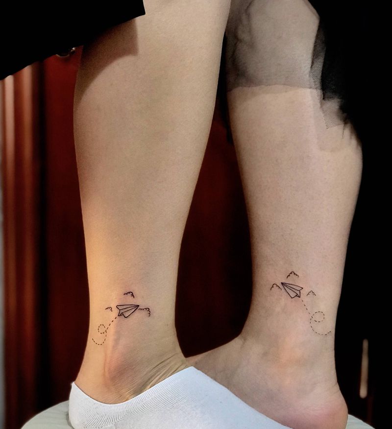 小飞机✈️纹身图片_脚部几何纹身图案