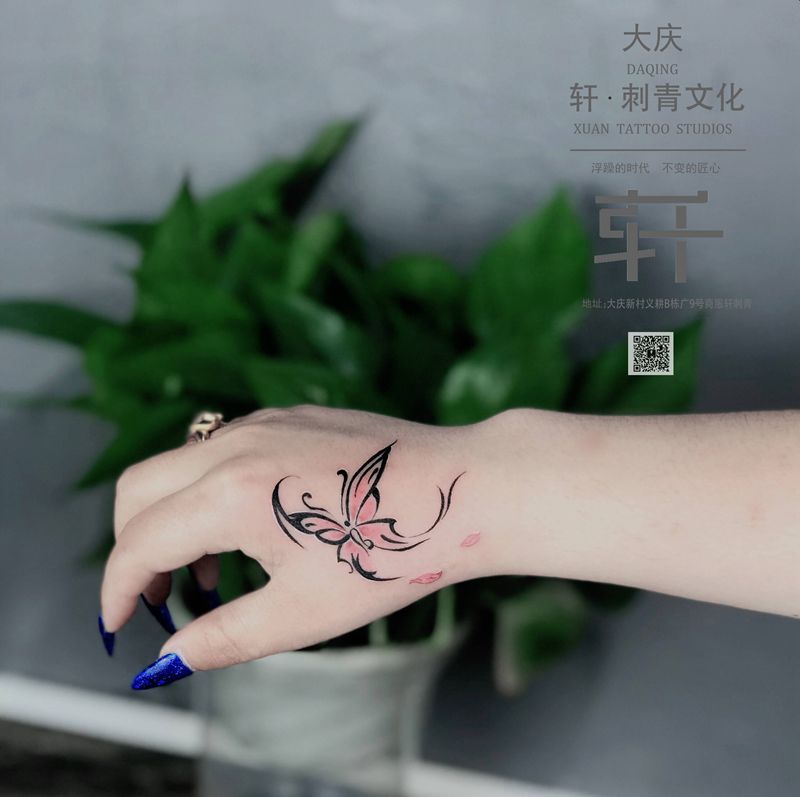 发蝴蝶纹身图片_手臂纹身图案