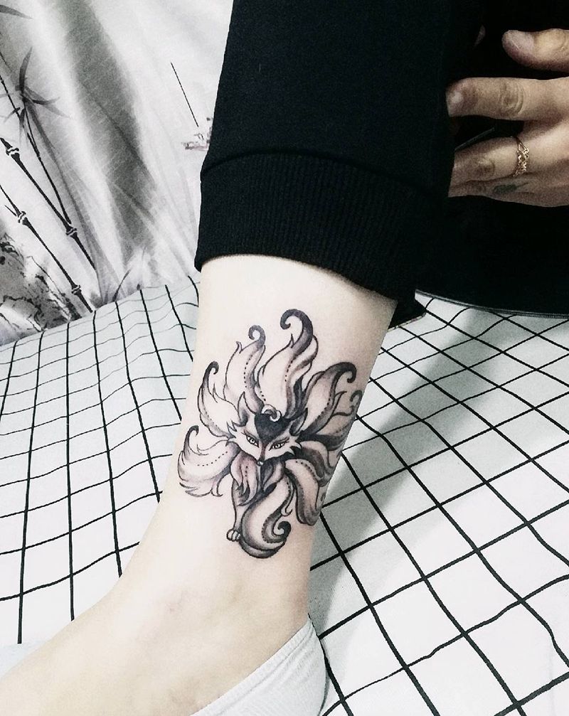 九尾狐纹身图片_脚部纹身图案