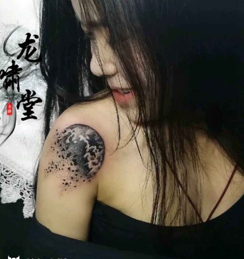 星球情侣纹身图片_肩部纹身图案