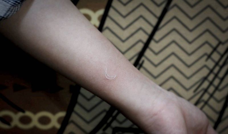 白色小月亮纹身图片