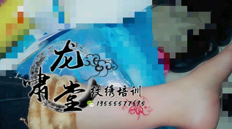 蝴蝶纹身图片_脚部纹身图案