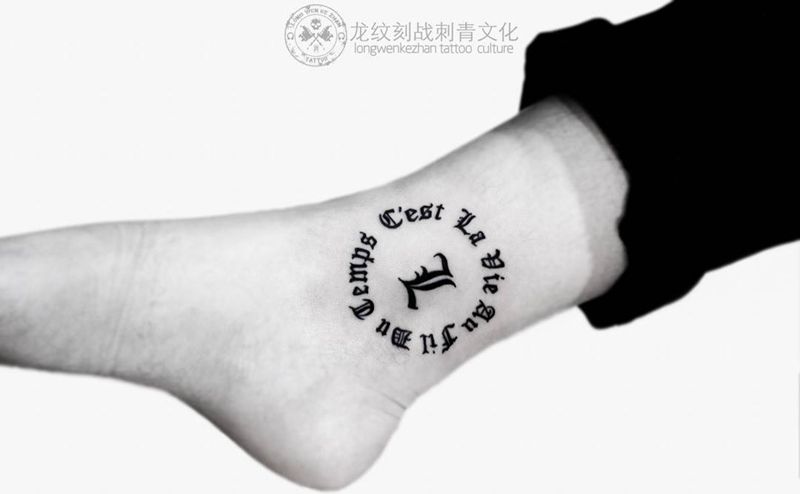 脚踝哥特字体纹身图片_成品脚部清新原创纹身图案