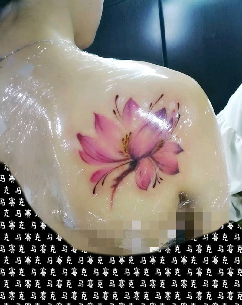 莲花纹身图片_肩部臀部水彩纹身图案