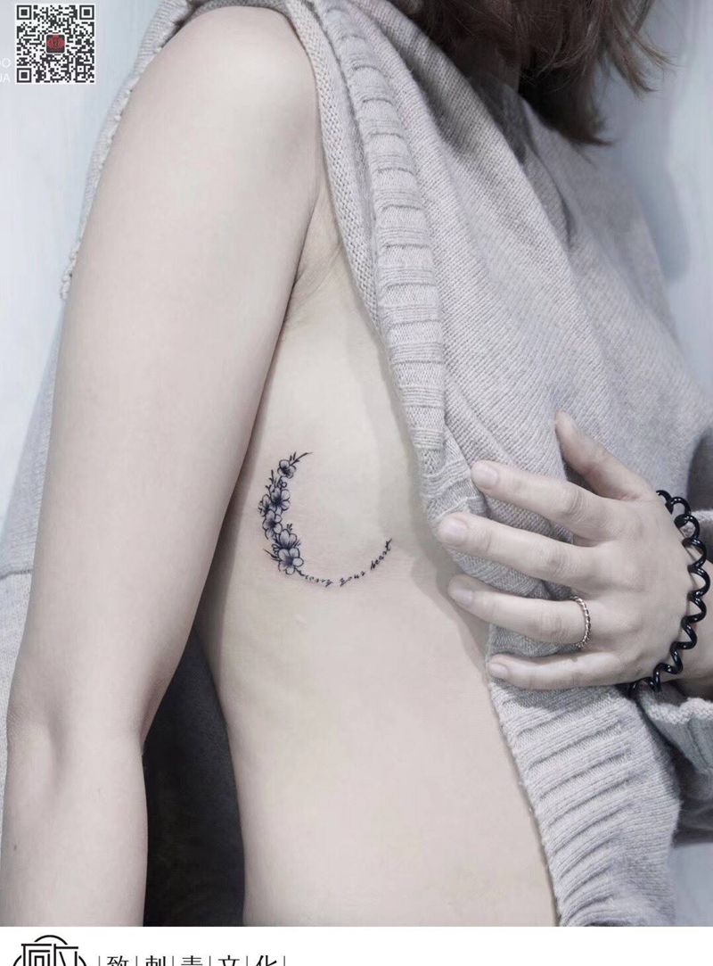 胸小花纹身图片