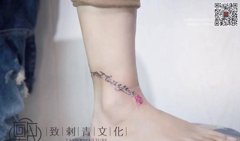 美女脚踝纹身图片