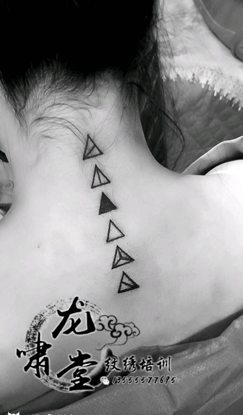 脖子后纹身图片_颈部纹身图案