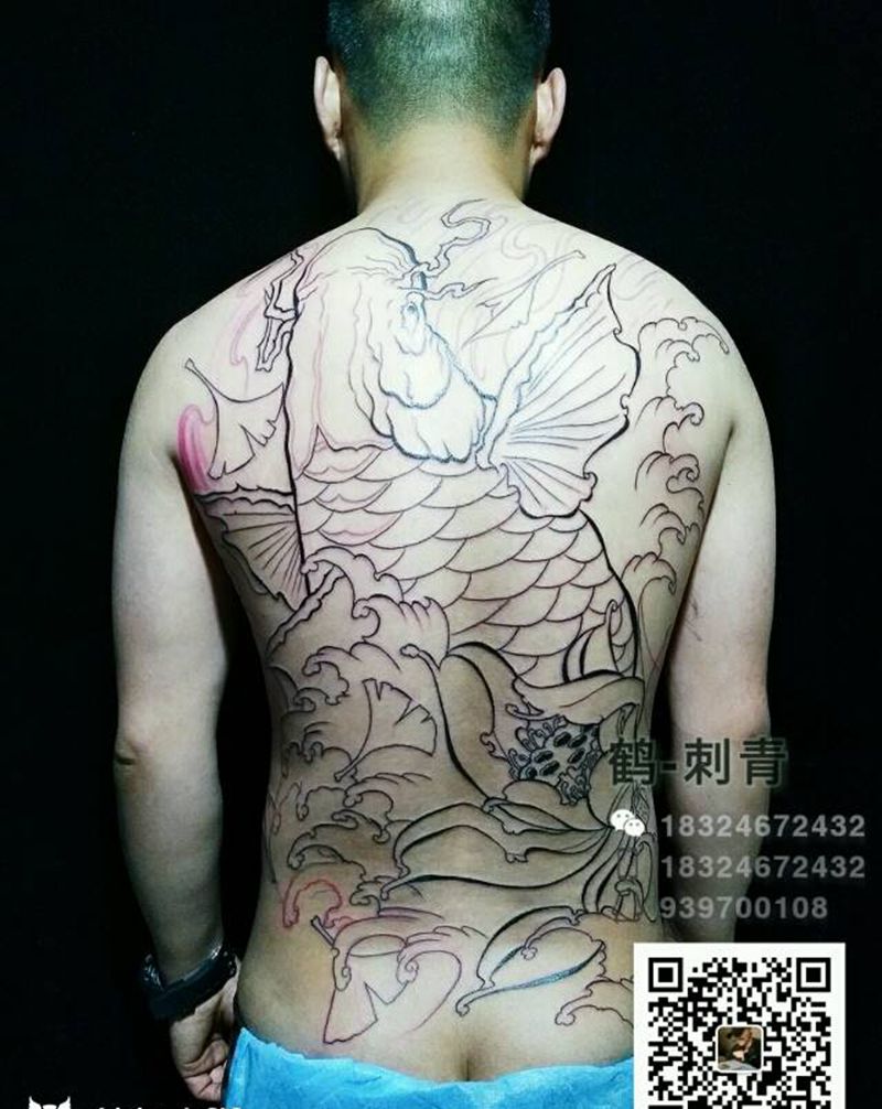 富贵锦鲤纹身图片_背部传统纹身图案