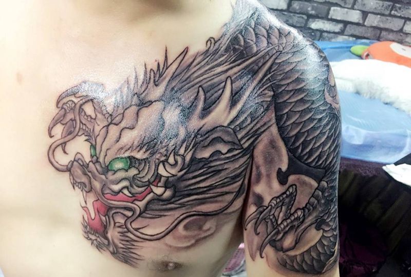 青龙过肩财路无边纹身图片