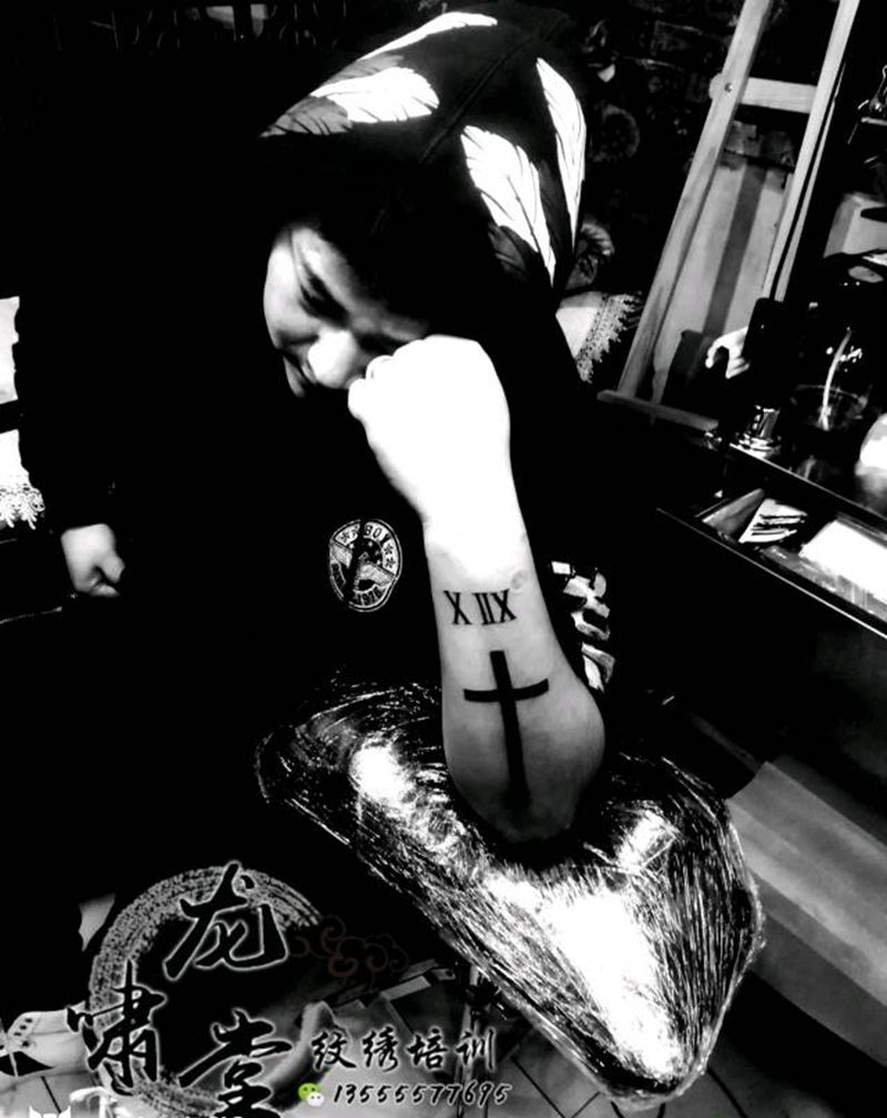 十字架纹身图片