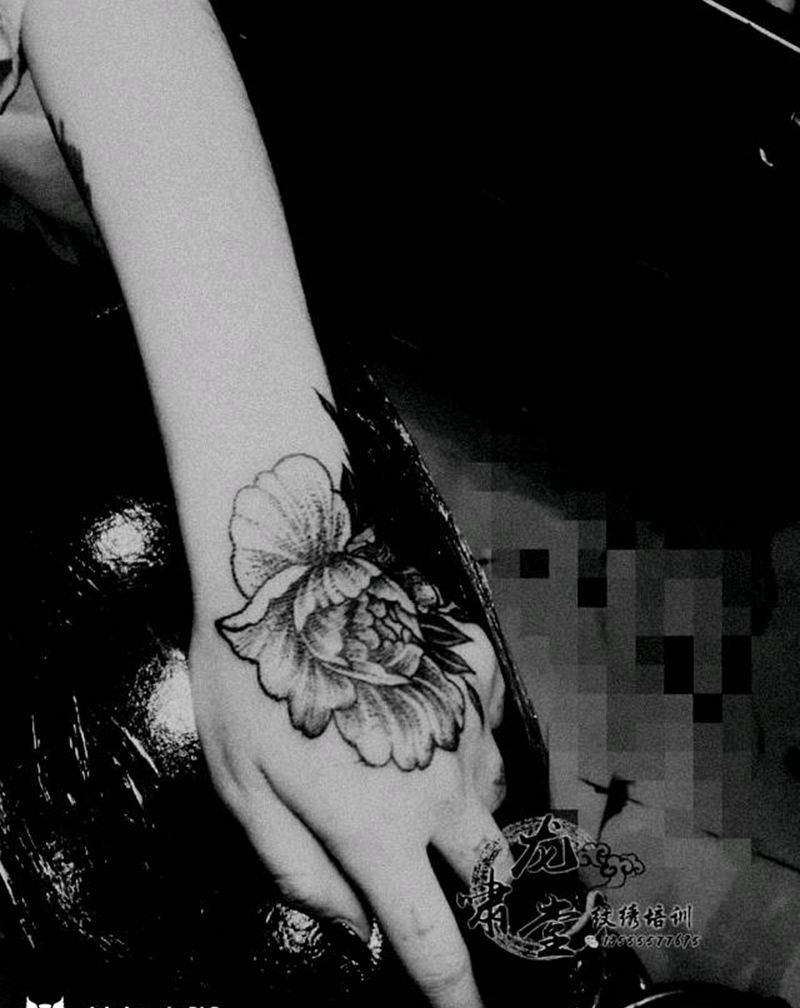 花花纹身图片_手部纹身图案