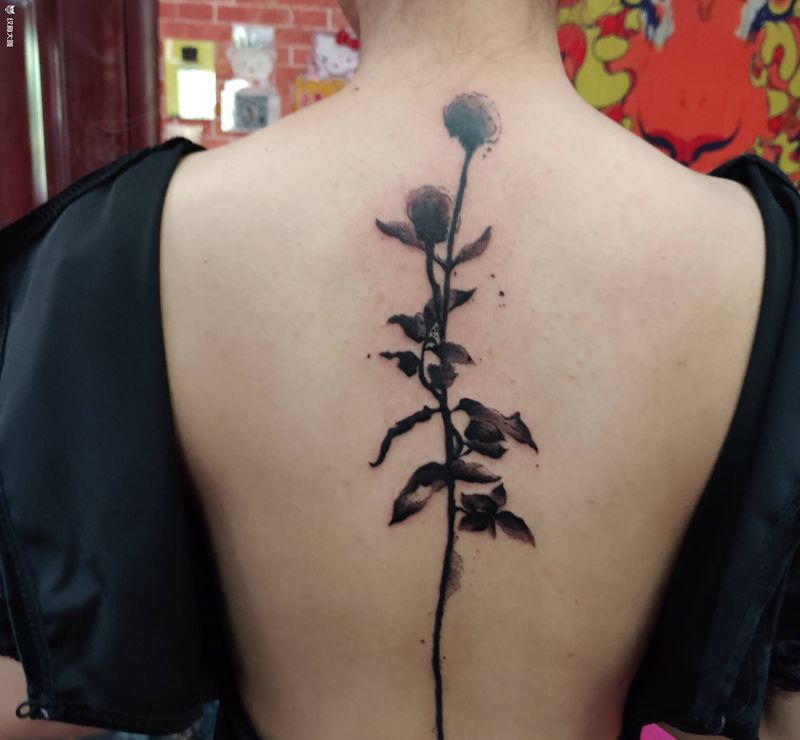 后背脊椎  小花朵纹身图片_背部水墨纹身图案