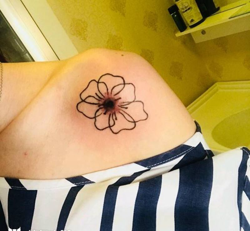 肩膀小花纹身图片