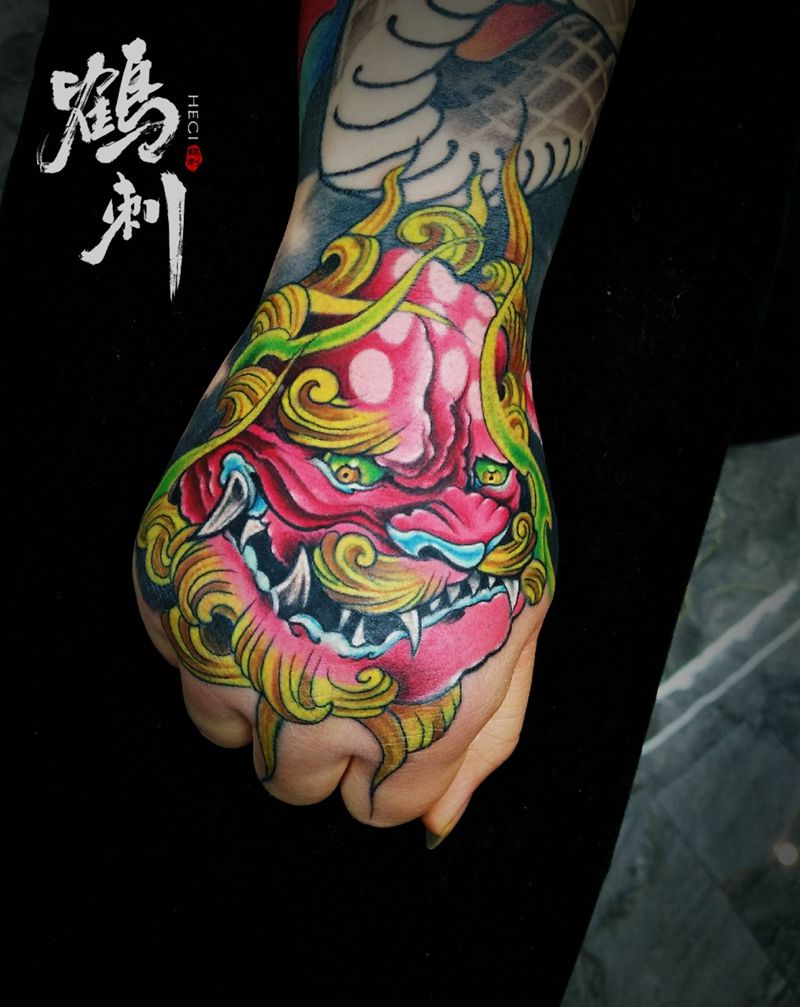 唐狮纹身图片_手部新传统纹身图案